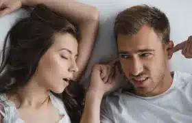 Horlama tedavisi ve uyku apnesi için kullanılan cihazları gösteren bir görsel.